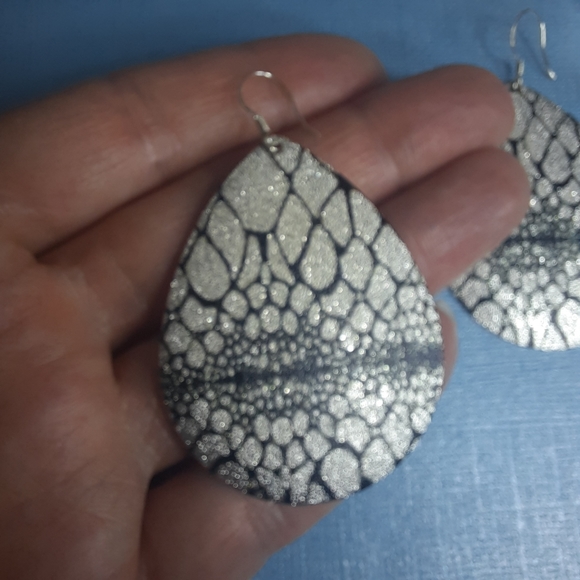Large Silver teardrop laser earrings - Picture 4 of 7